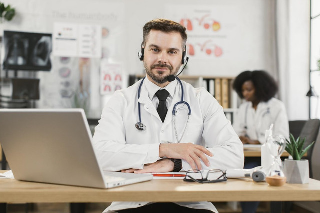 Psiquiatra da TelemedSim atendendo em consulta online por vídeo